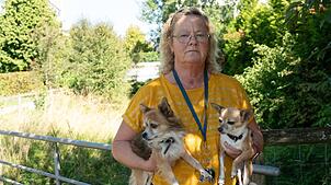 Die beiden Hunde von Petra Hanke witterten den Geruch der Kofferleiche schon früh.