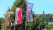 Der Wind zerrt an ihnen schon kräftig: Drei Fahnen erinnern an den Bauernkrieg in Stühlingen vor über 500 Jahren. Foto: Heidi Rombach