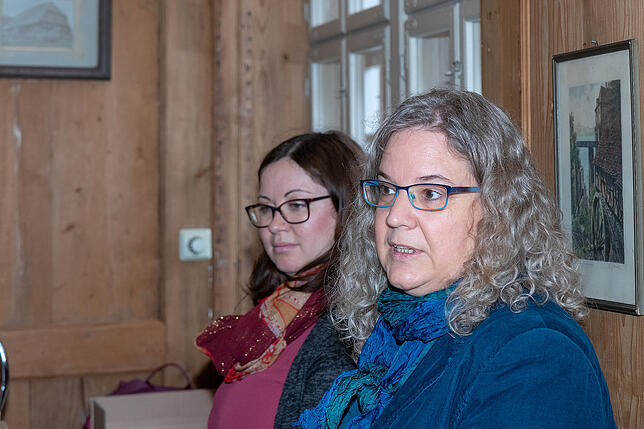 Andrea Blumers (links) und Almut Grüner stellten das Jahresprogramm für das Freilichtmuseum in Neuhausen vor.