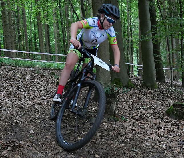 Pech im Saarland: Während ihre Zwillingsschwester Leonie erkrankt passen musste, schied Larissa Hierholzer vom Dick Küchen Racing Team ...