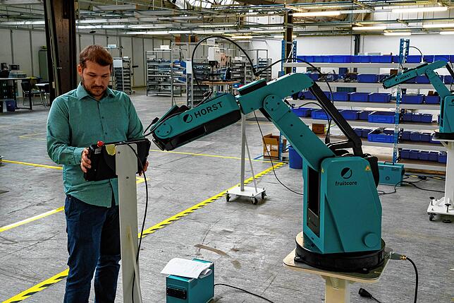 Fertigungsleiter Johannes Füßl programmiert das Testprogramm für Robert „Horst“