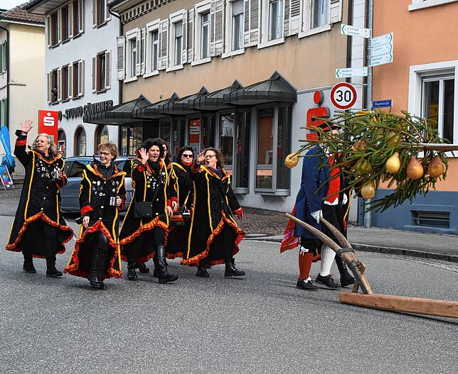 Bild 32: Bilder vom Narrenbaum-Umzug in Stockach mit Schaulustigen