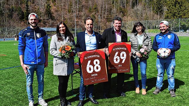 Dieter Albicker und Oliver Eichkorn wurden zu den ersten Ehrenmitgliedern des FC Schlüchttal ernannt. Den Ehefrauen Patricia Albicker ...