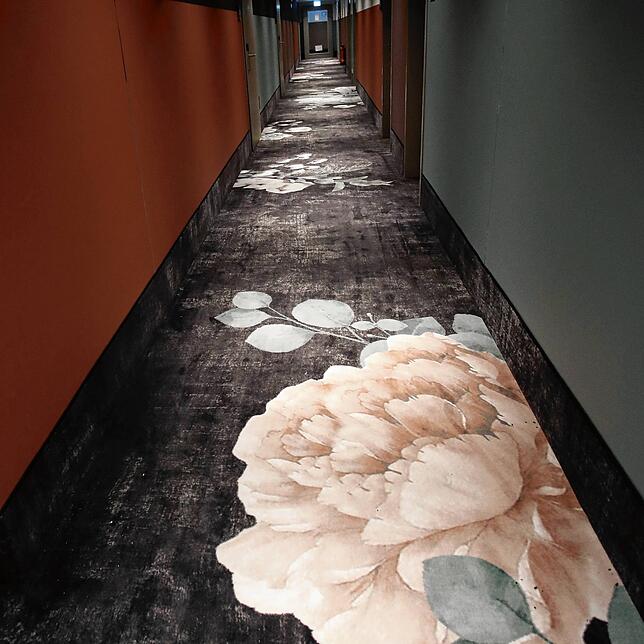 Blumenteppiche ziehen sich durch die Hotelflure.