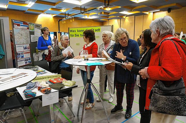 Lebhafter Austausch: Blick in die Stadthalle Waldshut beim Generationendialog am Stand der Awo Waldshut.
