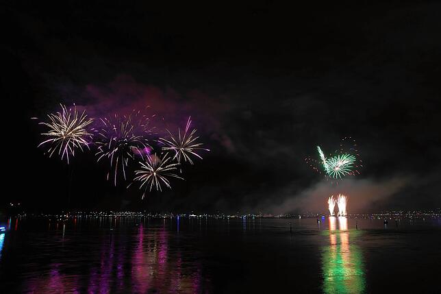 Bild 1: Konstanzer Seenachtfest 2024 - Jetzt knallt's! Das Feuerwerk am Bodensee bringt Zuschauer zum Staunen