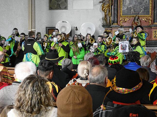 Die Guggenmusik Rettestej gestaltete den Gottesdienst in der Kirche musikalisch mit.