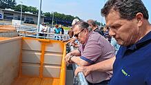 Die Gemeinderäte Edgar Benkler und Klaus Heusel blicken bei der Eröffnung des neuen Recyclinghofes am Dienstagnachmittag noch in einen ...