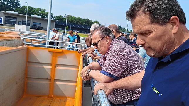 Die Gemeinderäte Edgar Benkler und Klaus Heusel blicken bei der Eröffnung des neuen Recyclinghofes am Dienstagnachmittag noch in einen ...