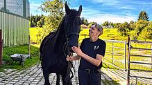 Elke Zanon vom Bellihof  mit Friesenstute Yelteje. Foto: Alexa von der Gönna