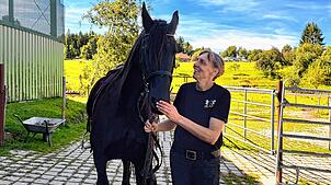 Elke Zanon vom Bellihof  mit Friesenstute Yelteje. Foto: Alexa von der Gönna