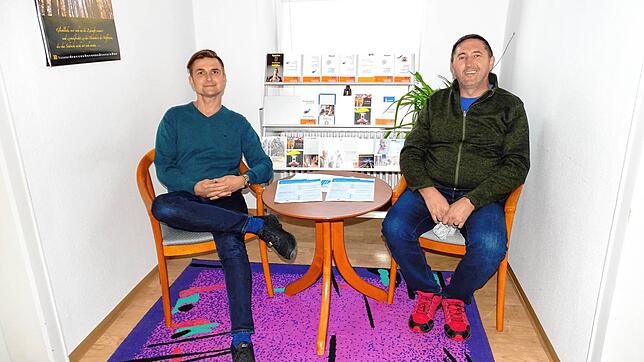 Suchtberatungsleiter Sebastian Schneider und Suchthelfer Michael Sigg (von links) hoffen, dass noch neue Betroffene zur ...