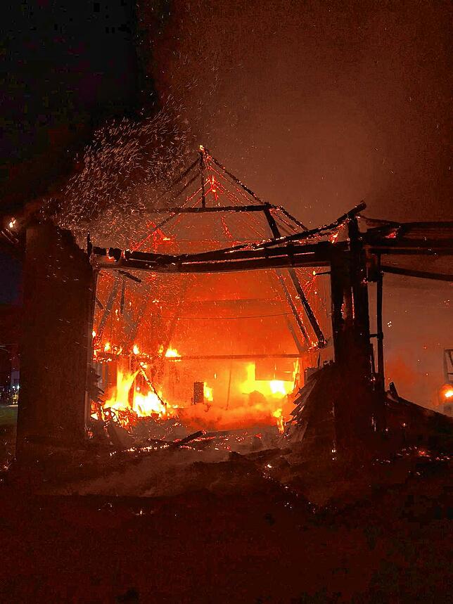 Bild 5: Bilder vom Brand eines ehemaligen landwirtschaftlichen Gebäudes in Schwackenreute