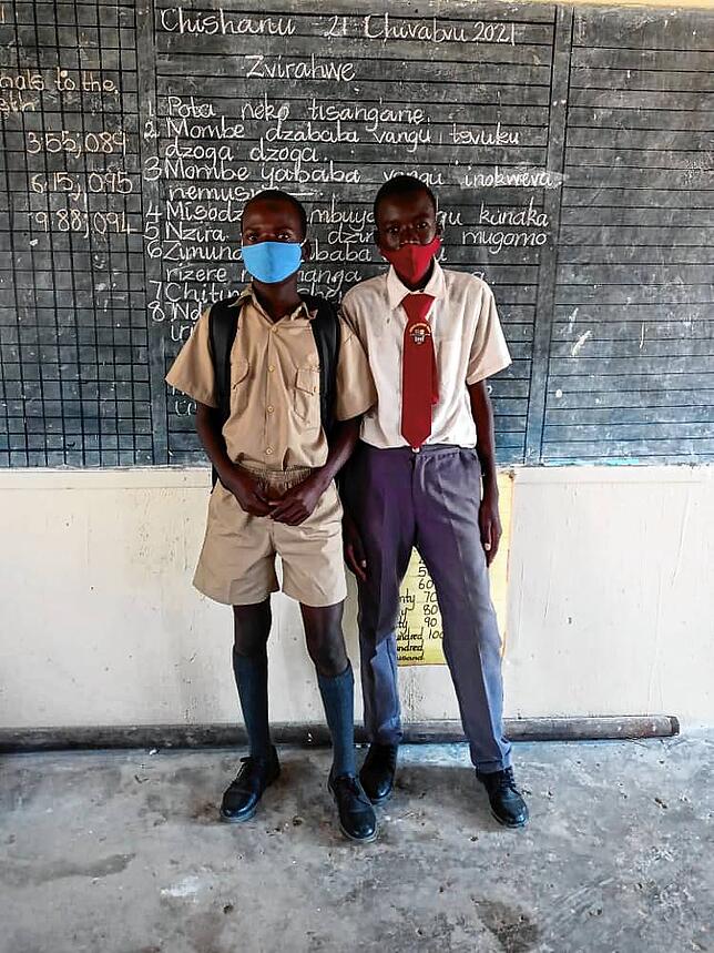 Patenschaften machen es möglich. Denzil und Courage in neuen Schuluniformen. Diese sind in Afrika Pflicht.