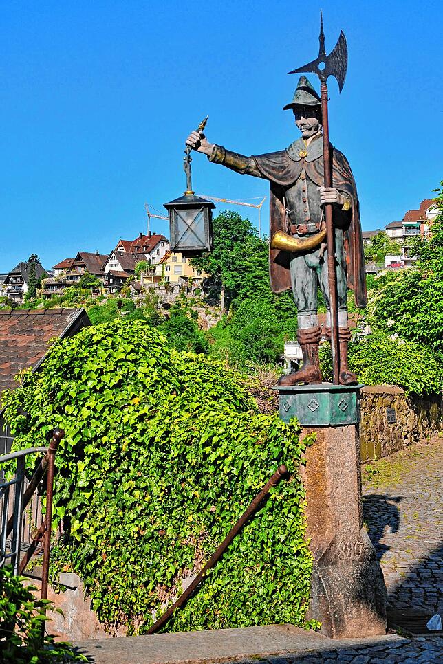 Die Skulptur hat die vergangenen 40 Jahre gut überstanden und leuchtet immer noch die Altstadt-Stiegen hinab.