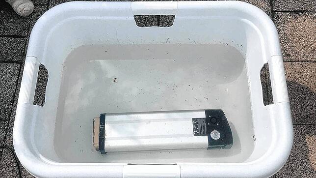 Nach dem Löschen muss der Akku noch lange im Wasser gekühlt werden, um eine erneute Selbstentzündung zu verhindern.