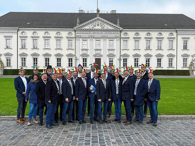 Erst im Bundespräsidialamt, dann im Schloss Bellevue: SÜDKURIER-Mitarbeiterin Claudia Ladwig (Zweite von links) mit den Stockacher ...