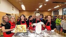 Da sind die Landfrauen ganz schön gefordert: Hochbetrieb herrscht beim Unteralpfener Dünnefest in der Backstube. Bild: Doris Dehmel