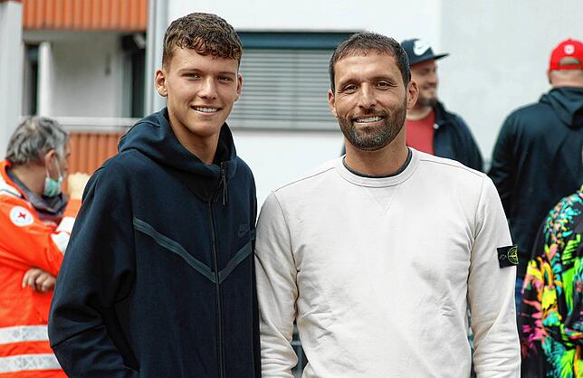 Vater und Sohn: Karlo und Kevin Kuranyi. Der ehemalige Nationalspieler schaut oft im Villinger Friedengrund bei Spielen von Karlo vorbei.