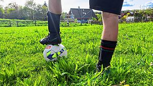 Fürs Kicken auf dem Bolzplatz braucht‘s nicht viel – Hauptsache ist doch die Kinder spielen draußen zusammen Fußball.