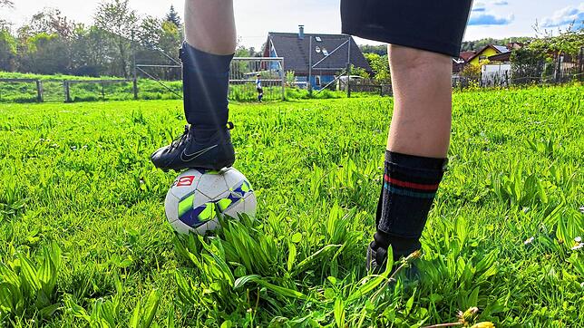 Fürs Kicken auf dem Bolzplatz braucht‘s nicht viel – Hauptsache ist doch die Kinder spielen draußen zusammen Fußball.