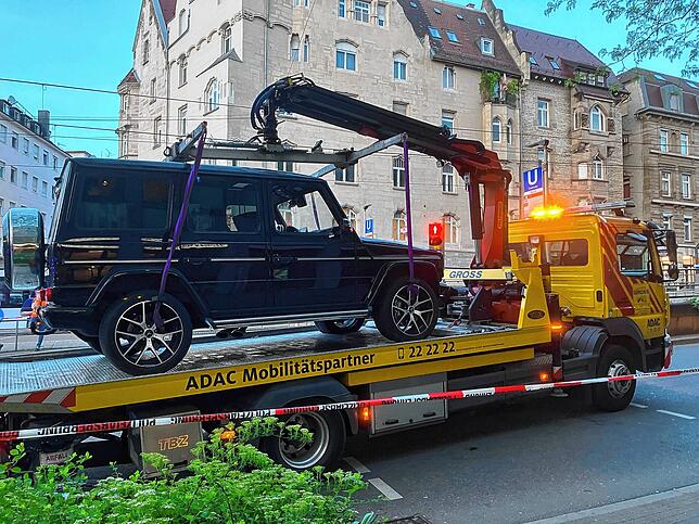Ein Geländewagen wird auf einen Abschleppwagen gehoben.