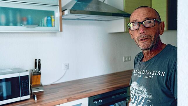 Hans J. in seiner Küche. Bei ihrem Aufbau hat er sich körperlich übernommen, der Geist der Arbeit wohnt aber noch in ihm.