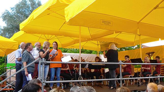 Mitglieder des Musikvereins Oberhof singen zu einem Auftritt der Oberwihler Musikanten. Solche spontanen Aktionen können beim Sommerfest ...