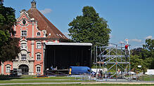 Am Dienstag wurde die Bühne, die nach dem Konzert der Fantastischen Vier im Juni abgebaut wurde, wieder im Salemer Schlosspark ...