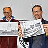 Um die Segel des fast fertigen polynesischen Katamarans hissen zu können, suchen Henning Brockmann (l.) und Marcel Da Rin eine Halle und ...