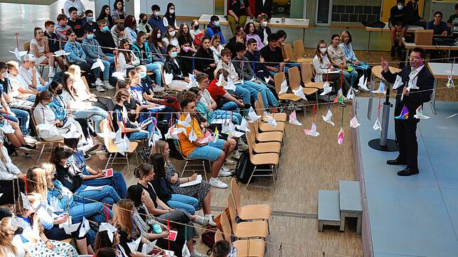 Etwa 150 Schüler der Oberstufe des Friedrich-Hecker-Gymnasiums hören Michael Blume, dem Antisemitismusbeauftragten der Landesregierung ...