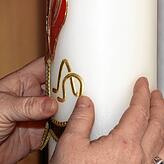 Durch die Wärme der Hand und das Andrücken halten die Motivelemente auf dem Kerzenrohling