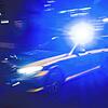 Ein Polizeifahrzeug fährt mit Blaulicht vorbei. (Symbolbild)