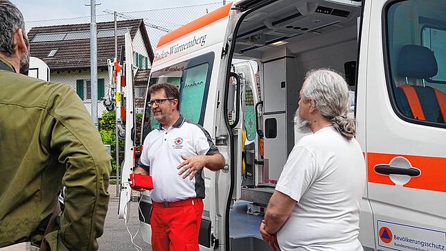 Thomas Wipf informiert über die Tätigkeit des Roten Kreuzes anlässlich einer Übung in Jestetten. Bild: DRK