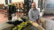 Pfarrer Ulrich Hund sitz auf den Treppen der St.-Nikolaus-Kirche in Markdorf. Dort wurde zum Gedenken an den am Ostermontag verstorbenen ...