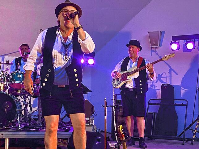 Luddi mit Sänger Christoph Dörflinger trat beim Mundart-Openair im Schlosspark Bad Säckingen auf.