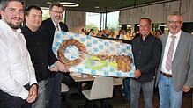 Von Bürgermeister Thomas Kugler (3. von links) und Stadtwerkechef Jörg-Arne Bias (rechts) gab es anlässlich der Eröffnung des ...