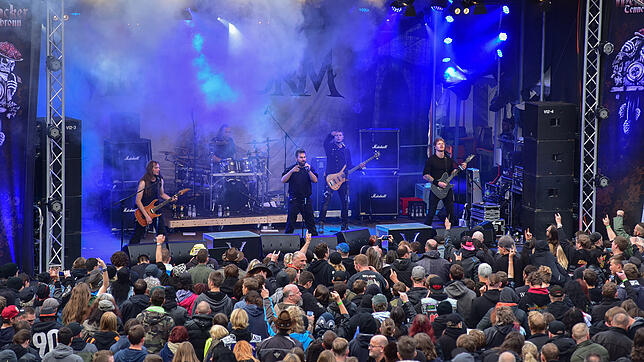 Die Besucher feierten an zwei Abenden in Tennenbronn zu Heavy-Metal-Musik.