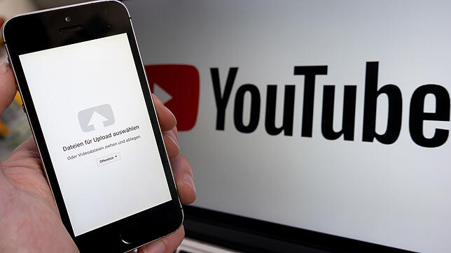 Unser Bild soll symbolisieren, wie einfach man mit einem Smartphone Videos bei Youtube veröffentlichen kann.
