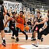 Nate Britt (am Ball) war von seinen Nürnberger Gegenspielern nur schwer zu stoppen. Er trug mit 18 Punkten dazu bei, dass die Panthers ...