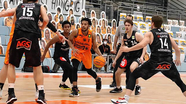 Nate Britt (am Ball) war von seinen Nürnberger Gegenspielern nur schwer zu stoppen. Er trug mit 18 Punkten dazu bei, dass die Panthers ...