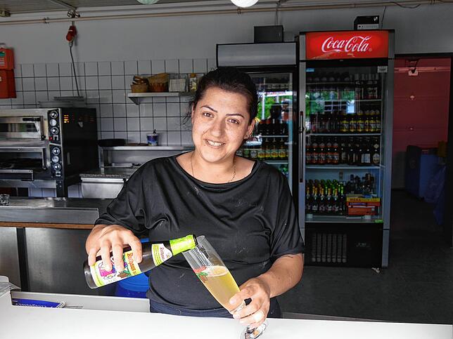 Leyla Ilgin hält am Kiosk kühle Getränke und leckere Speisen bereit.