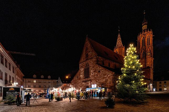 Prächtig geschmückt weißt der große Weihnachtsbaum vor dem Villinger Münster den Weg zum Weihnachtsmarkt.