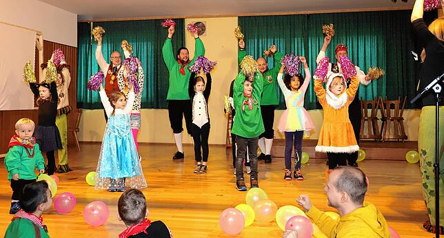 Die Jüngsten, und auch einige Vorstandmitglieder, aber auch das Publikum, hatte ihre Freunde am Kindertanz.