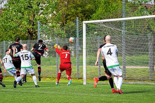 Bild 18: SV Herten setzt sich mit 4:2 gegen den FC Rot-Weiß Weilheim durch &ndash; und wir haben Bilder!