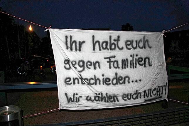 Jeder Stadtrat muss beim Verlassen der Donauhallen an diesem Plakat vorbei.