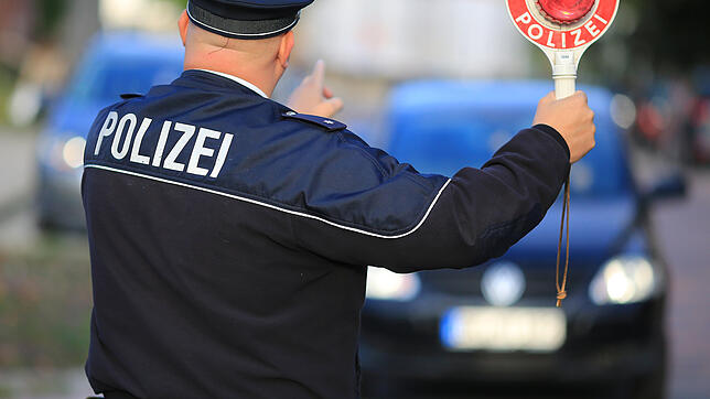 Beamte der Verkehrspolizei bei eine Kontrolle.