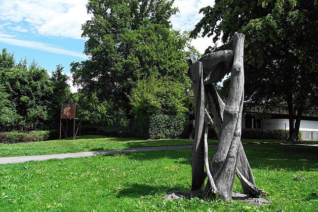 In der Rotachlandschaft von Oberteuringen setzen sich regionale Künstler mit unterschiedlichen Objekten mit Natur, Kunst und Mensch ...
