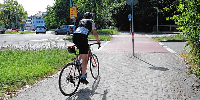 Auch an diesem Teilstück des Döbelekreisels bei der Ausfahrt Grenzbachstraße (rechts) haben die Radfahrer und die Fußgänger Vorfahrt. ...