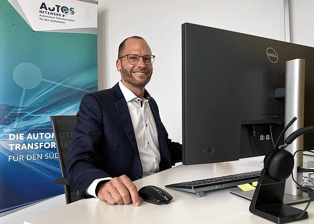 Martin Schmidt an seinem Arbeitsplatz bei der IHK Schwarzwald-Baar-Heuberg. Der stellvertretende Geschäftsbereichsleiter Innovation ist ...